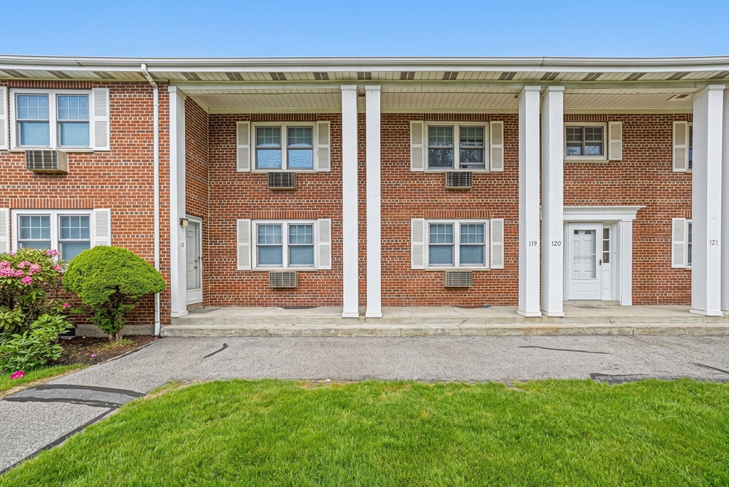 119 Emerson Gardens Rd, Lexington, Massachusetts, 2 Bedrooms Bedrooms, 6 Rooms Rooms,1 BathroomBathrooms,Residential,For Sale,Emerson Gardens Rd,73533010