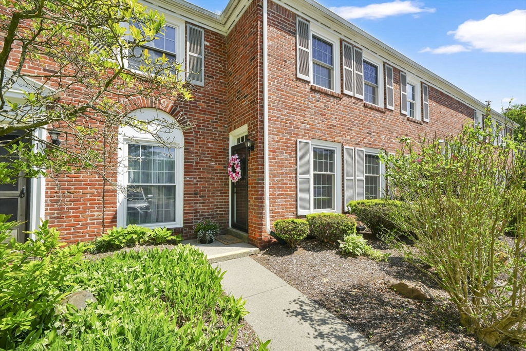 148 Jamestown Dr, Springfield, Massachusetts, 2 Bedrooms Bedrooms, 5 Rooms Rooms,1.5 BathroomsBathrooms,Residential,For Sale,Jamestown Dr,73522211