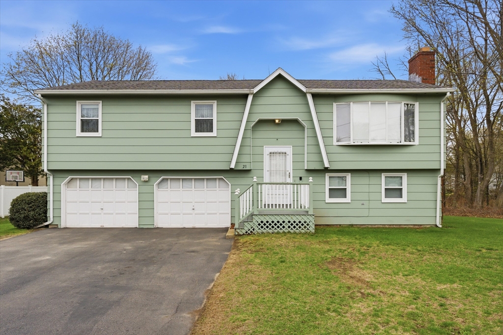 21 Newhill Rd, Methuen, Massachusetts, 3 Bedrooms Bedrooms, 6 Rooms Rooms,1.5 BathroomsBathrooms,Residential,For Sale,Newhill Rd,73504669