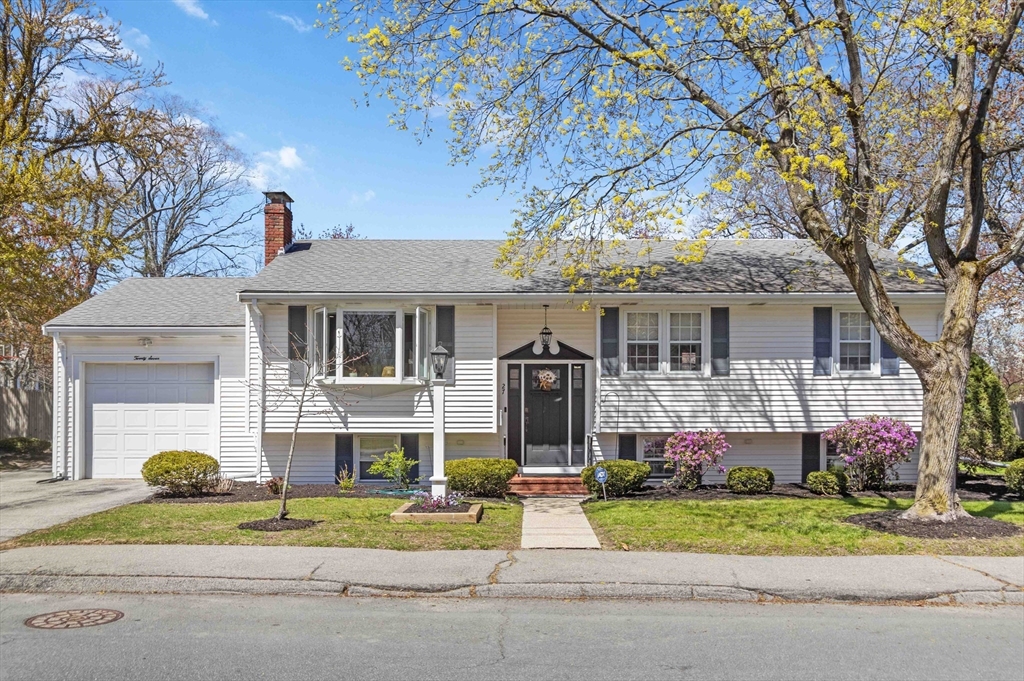 27 Sun Valley Dr, Braintree, Massachusetts, 3 Bedrooms Bedrooms, 9 Rooms Rooms,2 BathroomsBathrooms,Residential,For Sale,Sun Valley Dr,73529907