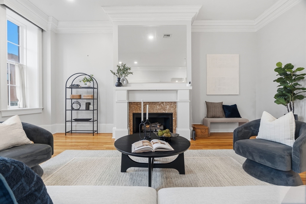 41-43 Phillips St, Boston, Massachusetts, 2 Bedrooms Bedrooms, 7 Rooms Rooms,2.5 BathroomsBathrooms,Residential,For Sale,Phillips St,73484504