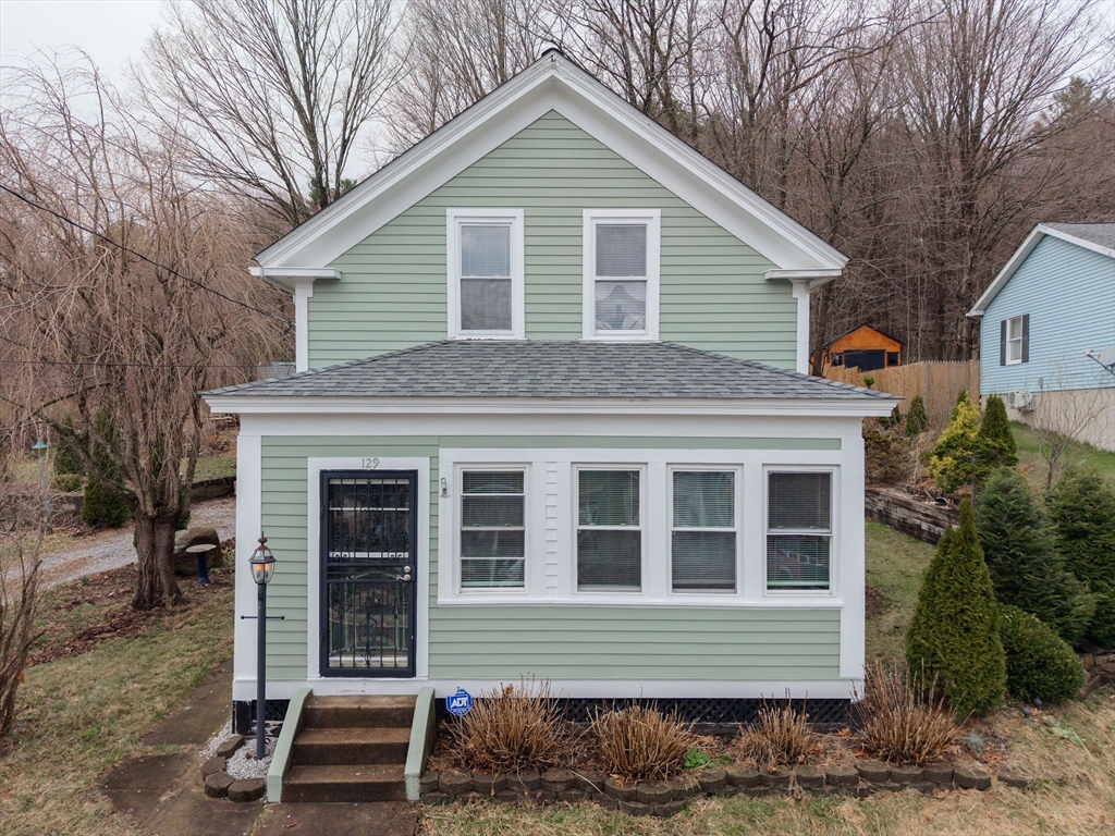 129 School St., Warren, Massachusetts, 3 Bedrooms Bedrooms, 7 Rooms Rooms,1 BathroomBathrooms,Residential,For Sale,School St.,73496121