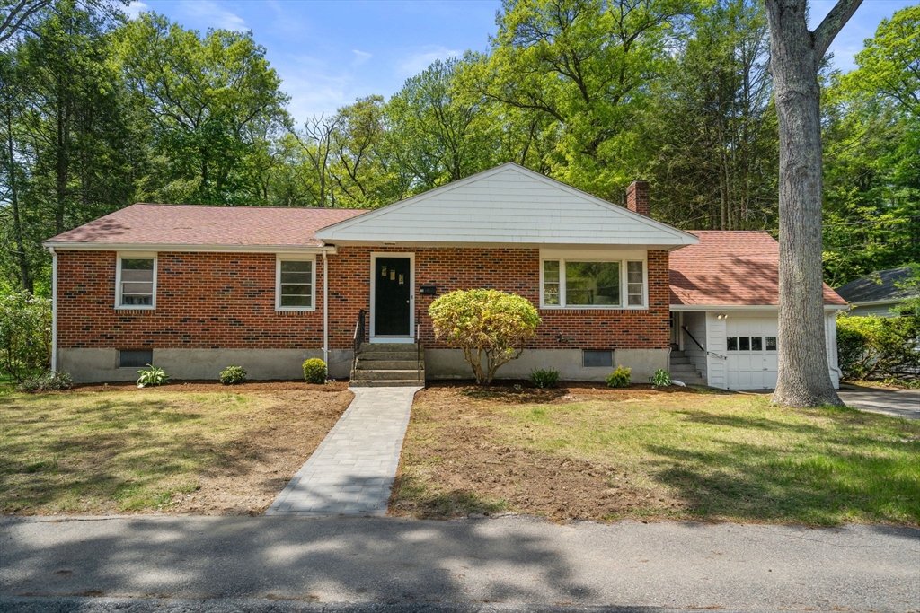 10 Roberta Road, Sharon, Massachusetts, 3 Bedrooms Bedrooms, 7 Rooms Rooms,1.5 BathroomsBathrooms,Residential,For Sale,Roberta Road,73522828