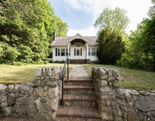 25 Milford St, Medway, Massachusetts, 4 Bedrooms Bedrooms, 7 Rooms Rooms,2 BathroomsBathrooms,Residential,For Sale,Milford St,73525090