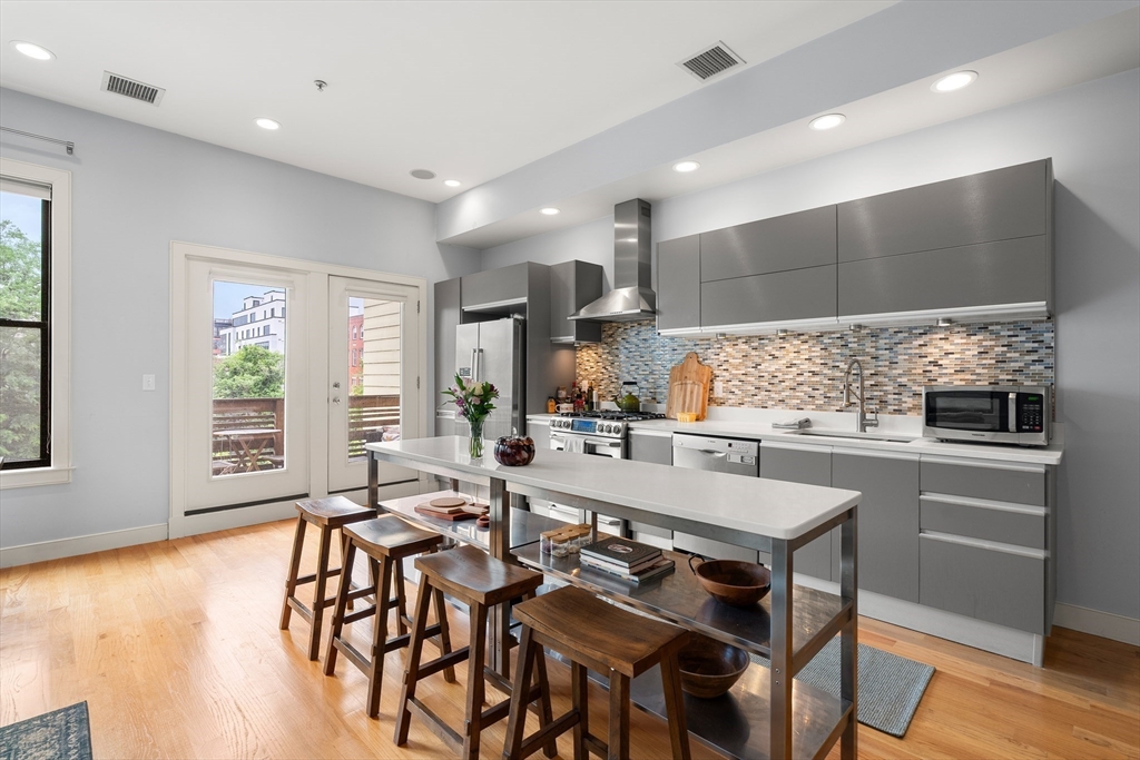 171 W Fourth, Boston, Massachusetts, 2 Bedrooms Bedrooms, 6 Rooms Rooms,2 BathroomsBathrooms,Residential Lease,For Rent,W Fourth,73543524