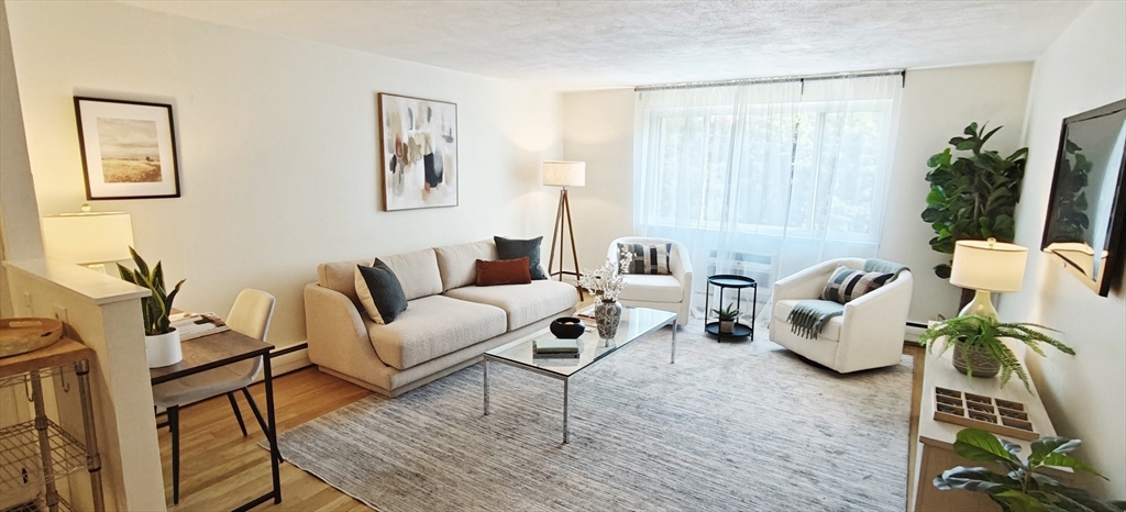 197 Kent St, Brookline, Massachusetts, 1 Bedroom Bedrooms, 3 Rooms Rooms,1 BathroomBathrooms,Residential,For Sale,Kent St,73543418