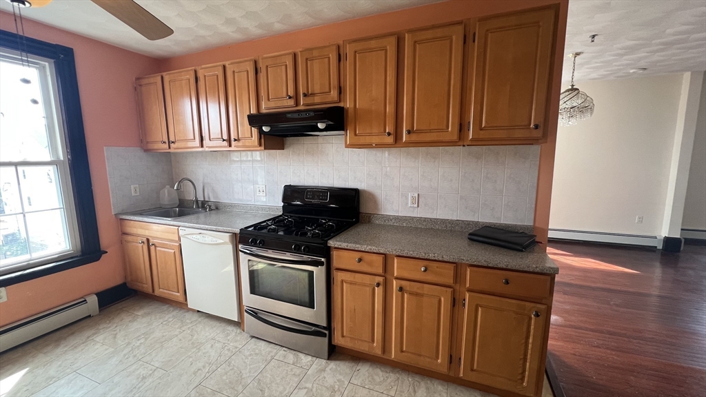 15 Locust Street, Everett, Massachusetts, 4 Bedrooms Bedrooms, 8 Rooms Rooms,2 BathroomsBathrooms,Residential Lease,For Rent,Locust Street,73543451