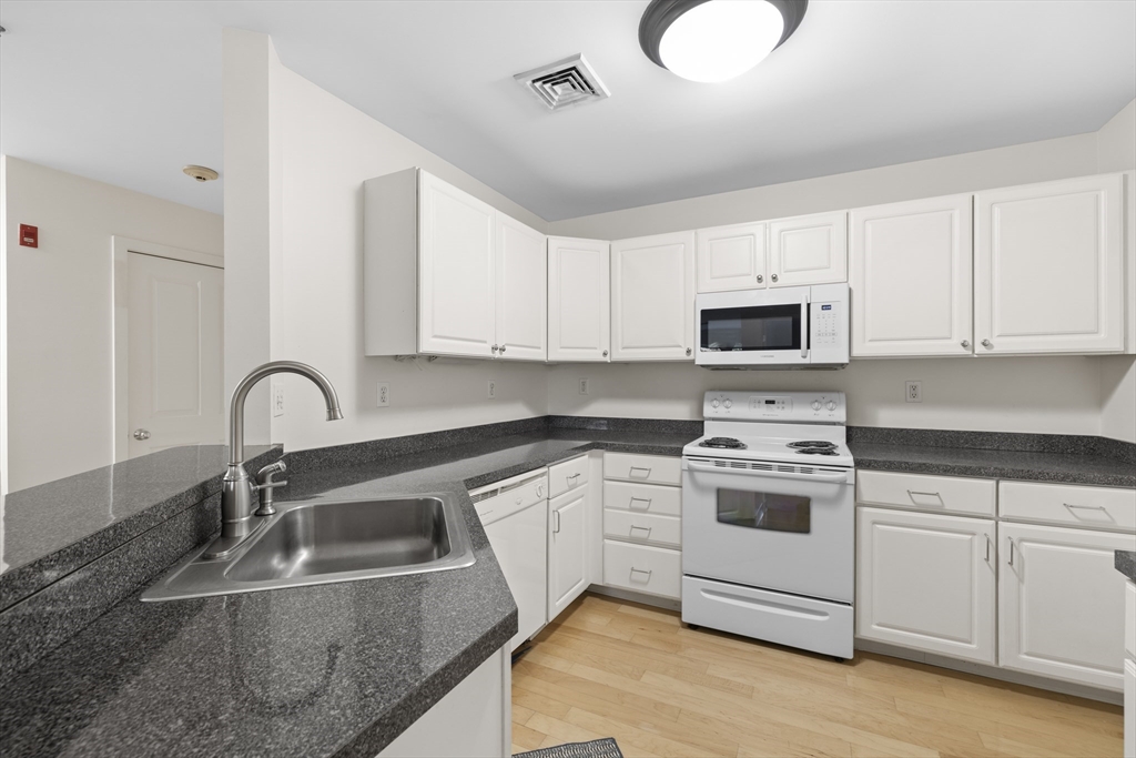 30 Franklin St, Malden, Massachusetts, 1 Bedroom Bedrooms, 4 Rooms Rooms,1 BathroomBathrooms,Residential Lease,For Rent,Franklin St,73543564