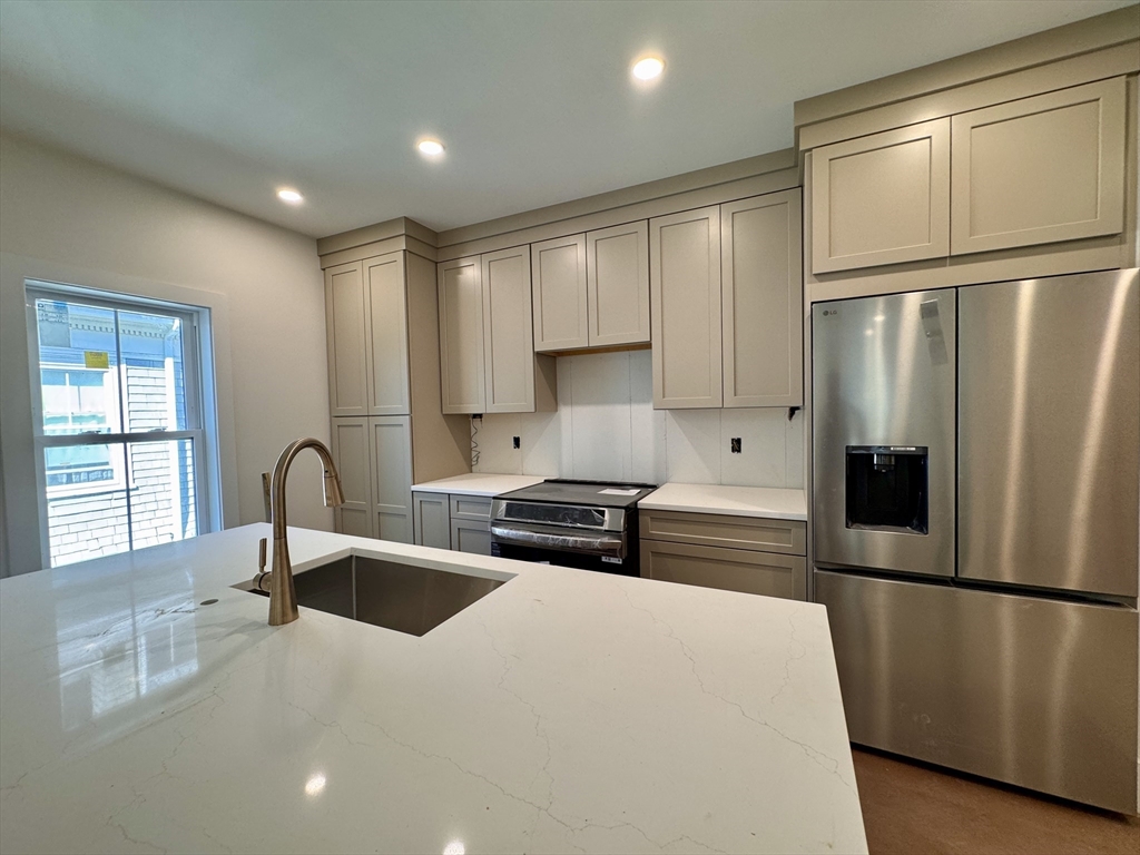 139 Sycamore St., Somerville, Massachusetts, 3 Bedrooms Bedrooms, 5 Rooms Rooms,2 BathroomsBathrooms,Residential Lease,For Rent,Sycamore St.,73543611