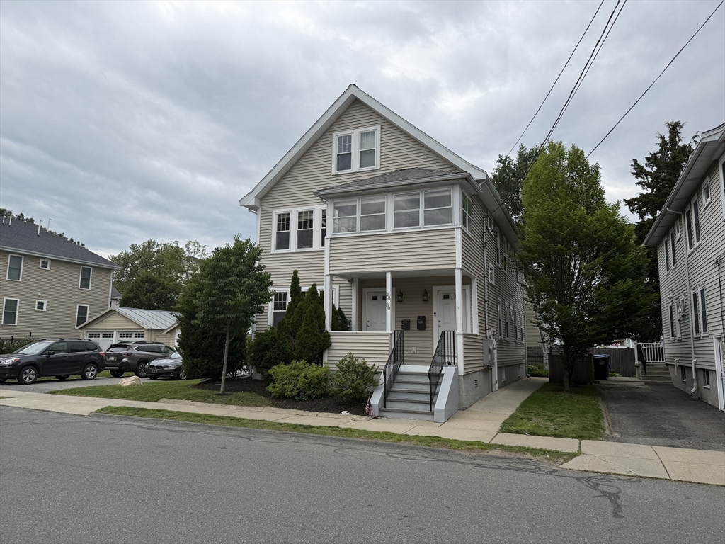 28-30 Chestnut St., Belmont, Massachusetts, 2 Bedrooms Bedrooms, 5 Rooms Rooms,2 BathroomsBathrooms,Residential Lease,For Rent,Chestnut St.,73527679