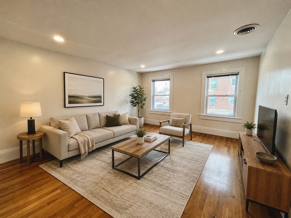 59 West 7th, Boston, Massachusetts, 3 Bedrooms Bedrooms, 5 Rooms Rooms,1 BathroomBathrooms,Residential Lease,For Rent,West 7th,73531494