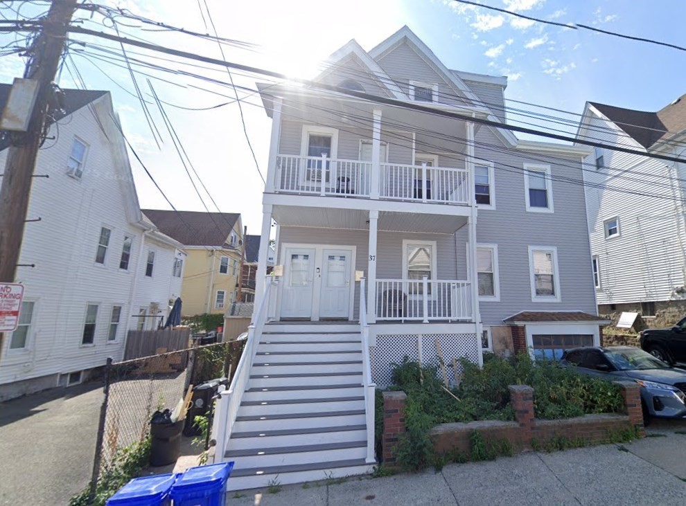 39 Magnolia St, Medford, Massachusetts, 5 Bedrooms Bedrooms, 8 Rooms Rooms,2 BathroomsBathrooms,Residential Lease,For Rent,Magnolia St,73512404