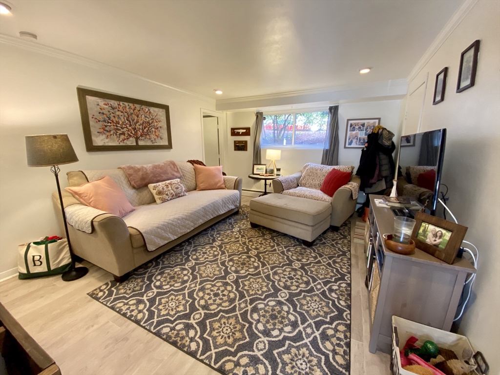 1734 Commonwealth Ave, Boston, Massachusetts, 2 Bedrooms Bedrooms, 4 Rooms Rooms,1 BathroomBathrooms,Residential Lease,For Rent,Commonwealth Ave,73543696