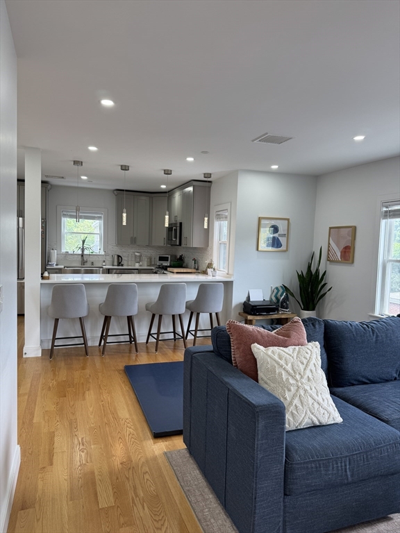34 Park St, Newton, Massachusetts, 1 Bedroom Bedrooms, 5 Rooms Rooms,1 BathroomBathrooms,Residential Lease,For Rent,Park St,73543752