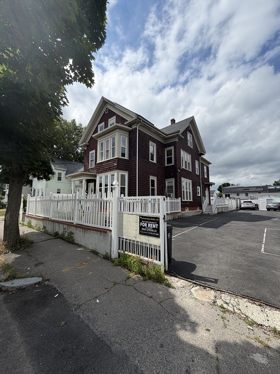 35 Florance St, Brockton, Massachusetts, 3 Bedrooms Bedrooms, 5 Rooms Rooms,1 BathroomBathrooms,Residential Lease,For Rent,Florance St,73543804