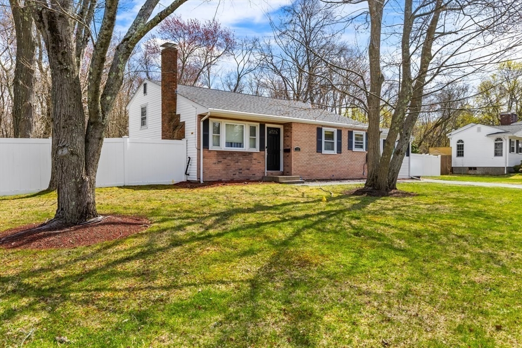 12 Brentwood Ave, Avon, Massachusetts, 3 Bedrooms Bedrooms, 6 Rooms Rooms,1.5 BathroomsBathrooms,Residential,For Sale,Brentwood Ave,73485105
