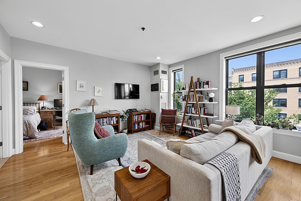 1723 Washington St, Boston, Massachusetts, 2 Bedrooms Bedrooms, 6 Rooms Rooms,2 BathroomsBathrooms,Residential Lease,For Rent,Washington St,73540860