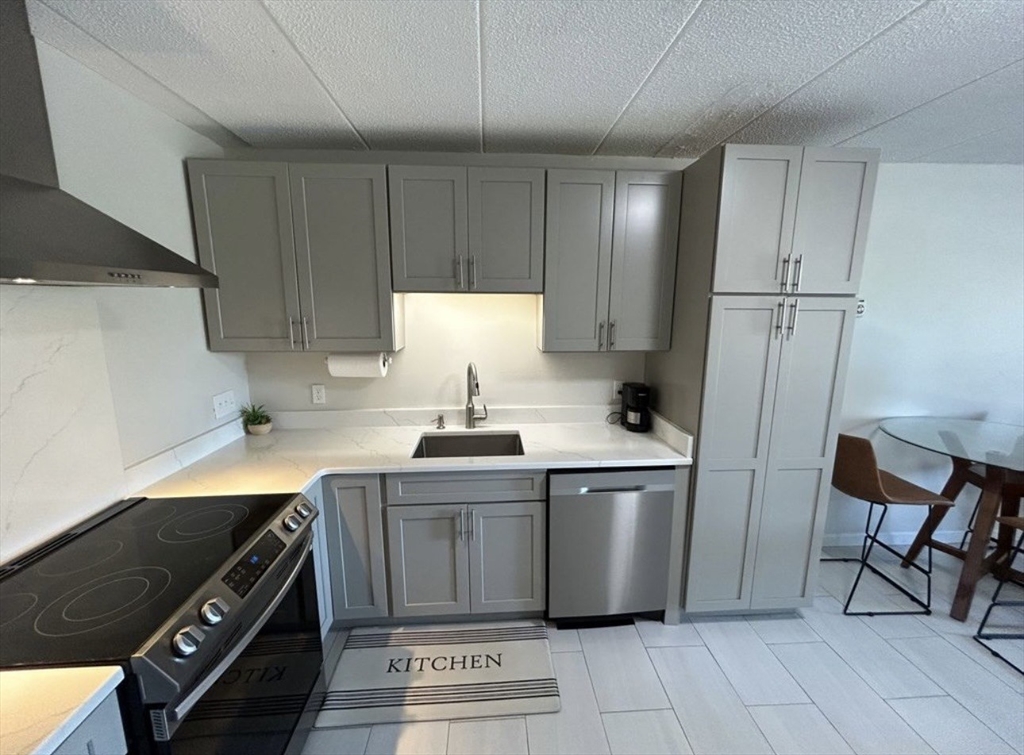 881 Broadway, Everett, Massachusetts, 1 Bedroom Bedrooms, 3 Rooms Rooms,1 BathroomBathrooms,Residential Lease,For Rent,Broadway,73513063