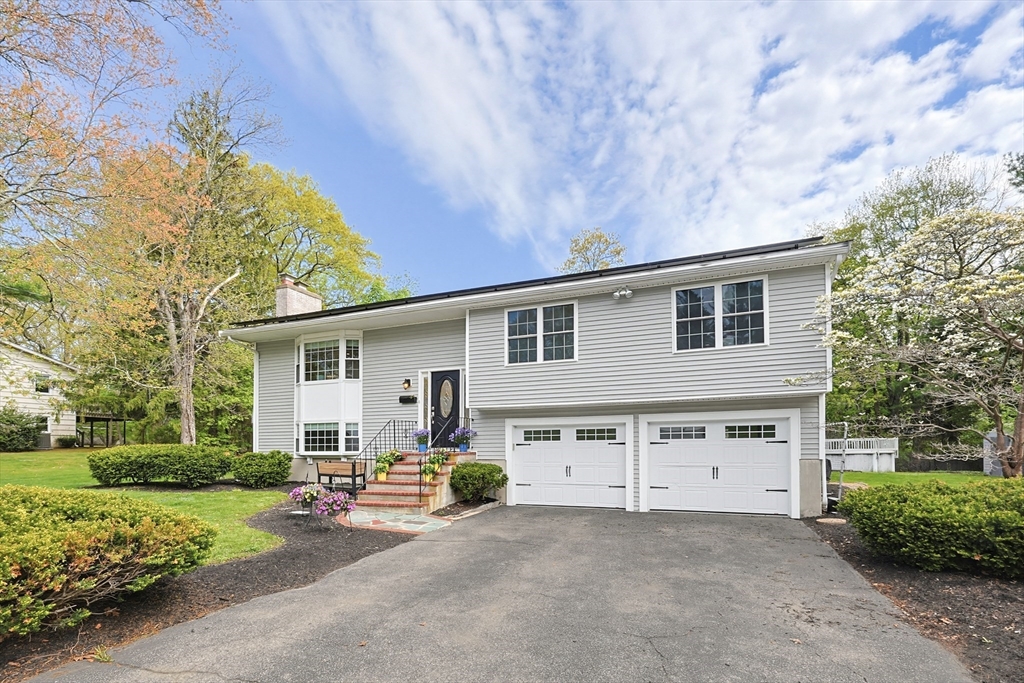 11 Malvern Rd, Norwood, Massachusetts, 4 Bedrooms Bedrooms, 10 Rooms Rooms,3 BathroomsBathrooms,Residential,For Sale,Malvern Rd,73517754