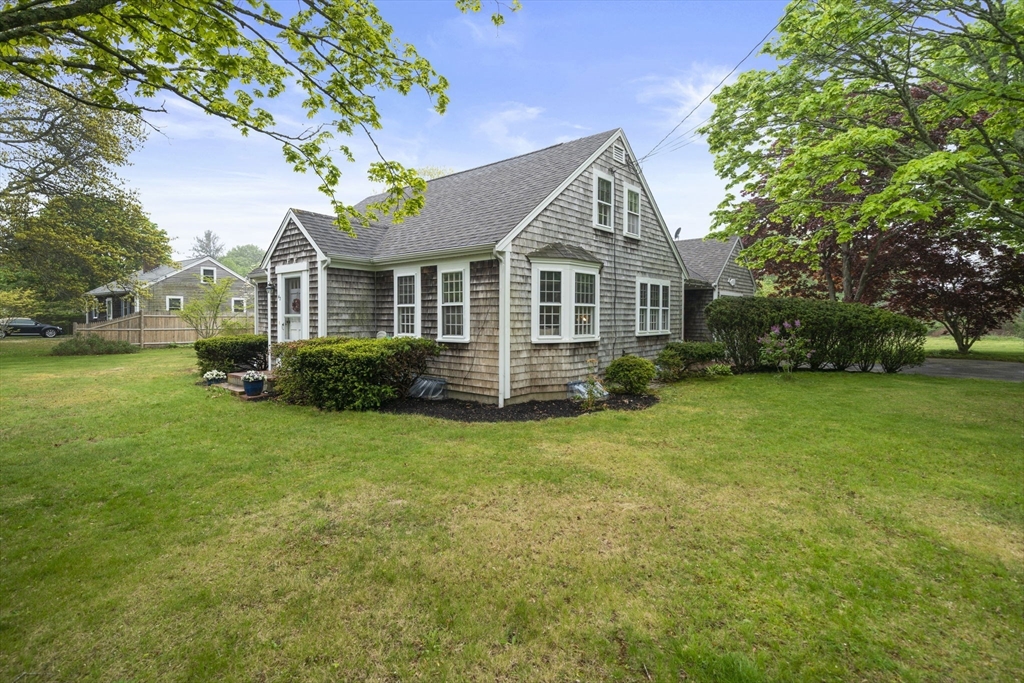 42 Old Barnstable Rd, Falmouth, Massachusetts, 4 Bedrooms Bedrooms, 7 Rooms Rooms,1.5 BathroomsBathrooms,Residential,For Sale,Old Barnstable Rd,73517454