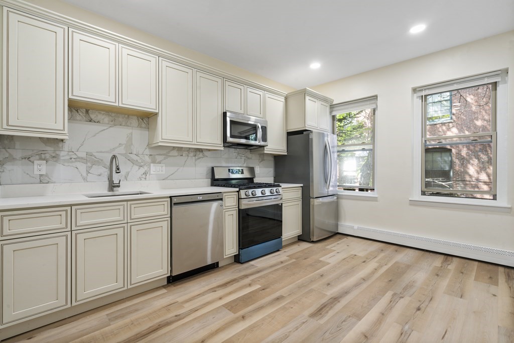 122 Union Park Street, Boston, Massachusetts, 2 Bedrooms Bedrooms, 5 Rooms Rooms,1 BathroomBathrooms,Residential Lease,For Rent,Union Park Street,73526302