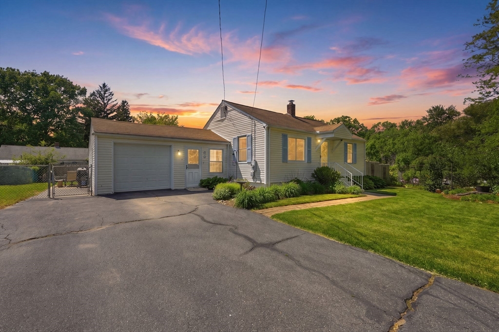 44 Harding St, Springfield, Massachusetts, 2 Bedrooms Bedrooms, 4 Rooms Rooms,1 BathroomBathrooms,Residential,For Sale,Harding St,73525782