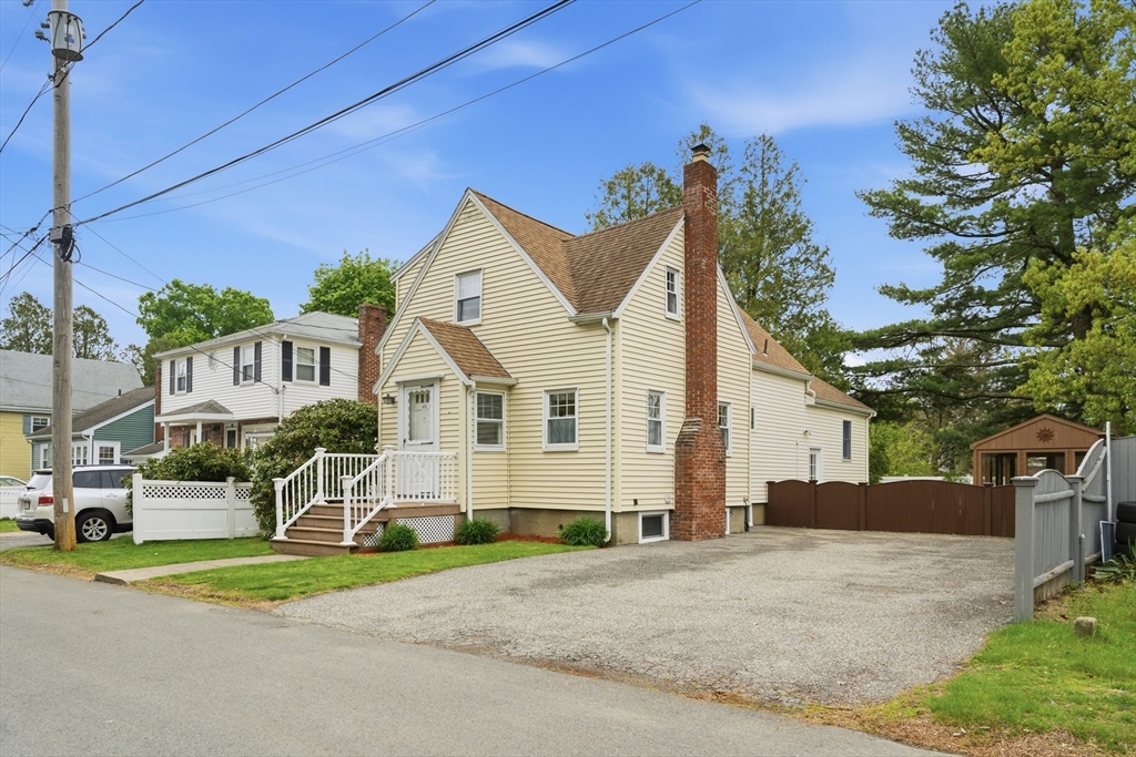 40 Glenwood Rd, Lynn, Massachusetts, 4 Bedrooms Bedrooms, 6 Rooms Rooms,1.5 BathroomsBathrooms,Residential,For Sale,Glenwood Rd,73521967