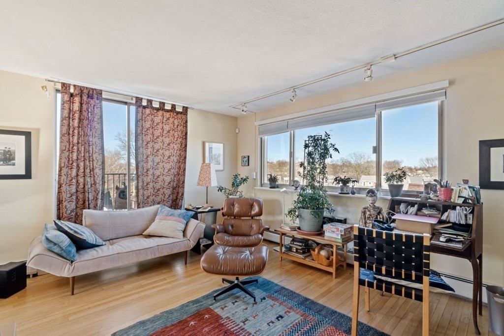 76 Garfield Street, Cambridge, Massachusetts, 2 Bedrooms Bedrooms, 3 Rooms Rooms,1.5 BathroomsBathrooms,Residential Lease,For Rent,Garfield Street,73527629