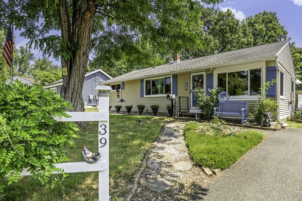 39 Wakefield St, Springfield, Massachusetts, 2 Bedrooms Bedrooms, 5 Rooms Rooms,1 BathroomBathrooms,Residential,For Sale,Wakefield St,73543855