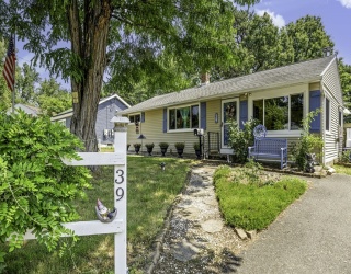 39 Wakefield St, Springfield, Massachusetts, 2 Bedrooms Bedrooms, 5 Rooms Rooms,1 BathroomBathrooms,Residential,For Sale,Wakefield St,73543855