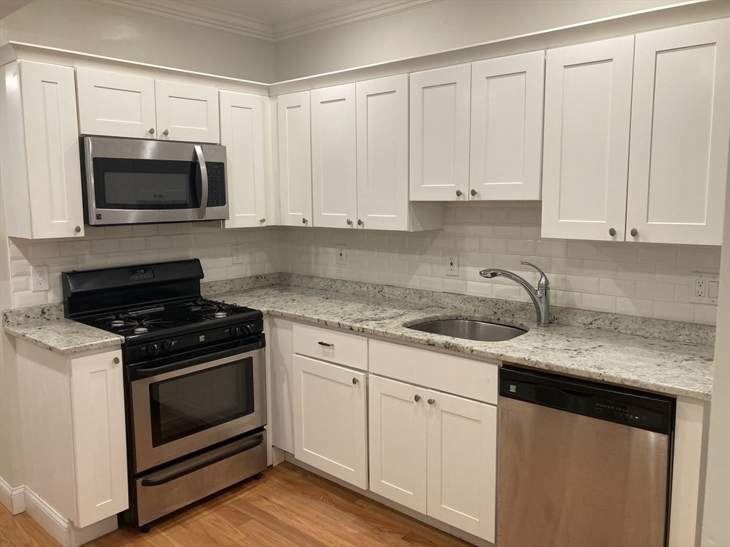194 Salem St, Boston, Massachusetts, 4 Bedrooms Bedrooms, 6 Rooms Rooms,2 BathroomsBathrooms,Residential Lease,For Rent,Salem St,73543984