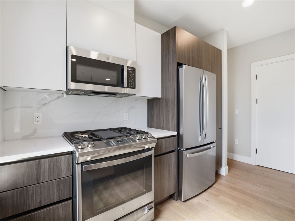 9 Central St, Somerville, Massachusetts, 2 Bedrooms Bedrooms, 5 Rooms Rooms,2 BathroomsBathrooms,Residential Lease,For Rent,Central St,73477850