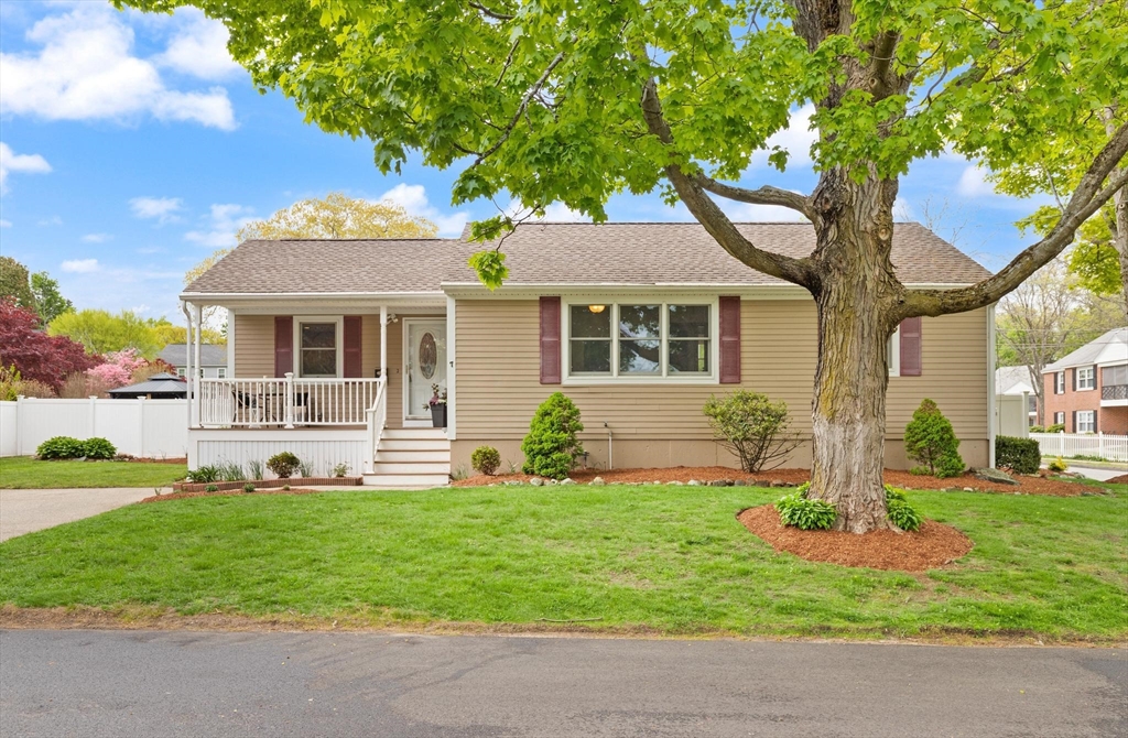 7 King Street, Reading, Massachusetts, 2 Bedrooms Bedrooms, 5 Rooms Rooms,1 BathroomBathrooms,Residential,For Sale,King Street,73518751