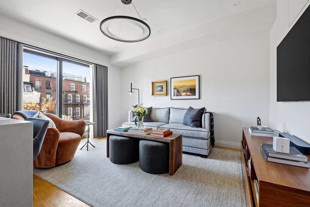 130 West Newton Street, Boston, Massachusetts, 2 Bedrooms Bedrooms, 4 Rooms Rooms,1 BathroomBathrooms,Residential,For Sale,West Newton Street,73500973
