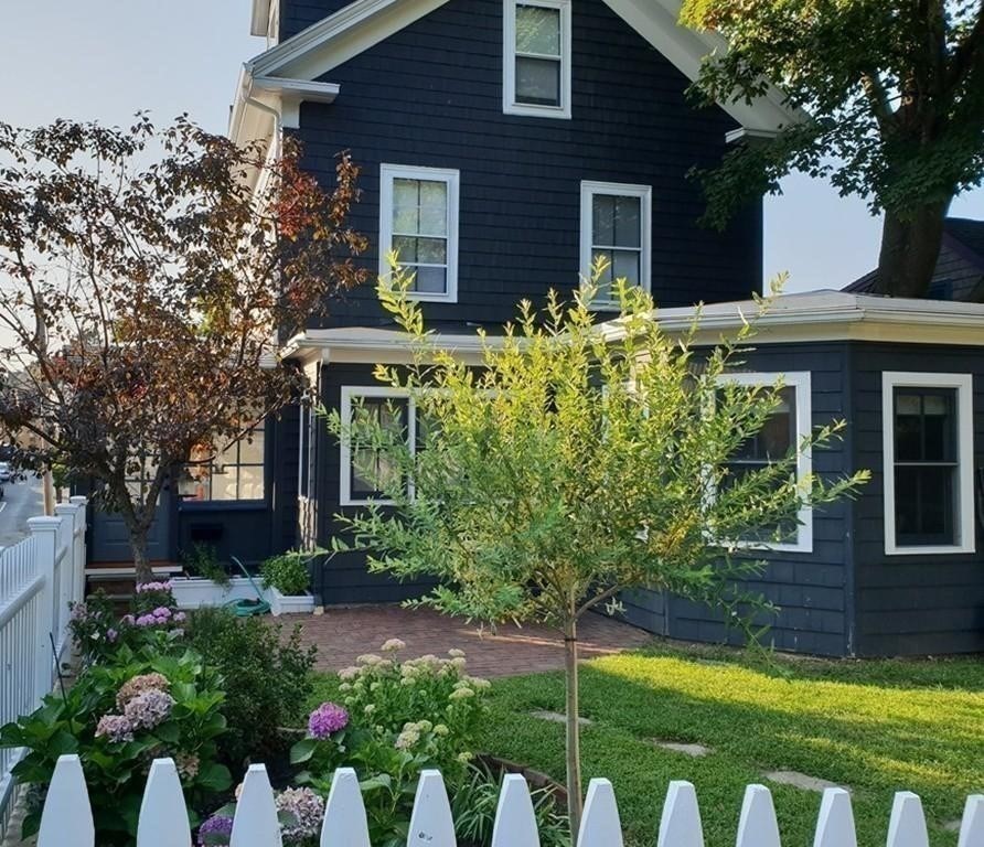 16 Pickett St, Marblehead, Massachusetts, 4 Bedrooms Bedrooms, 8 Rooms Rooms,2.5 BathroomsBathrooms,Residential Lease,For Rent,Pickett St,73544231