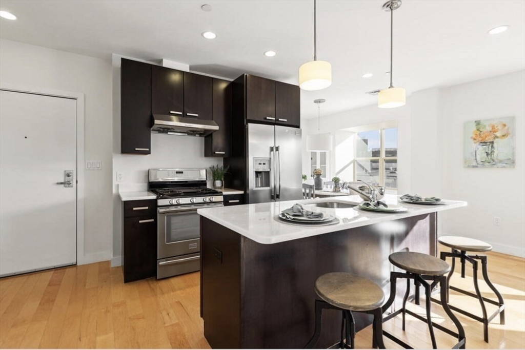 65 Beacon, Somerville, Massachusetts, 2 Bedrooms Bedrooms, 6 Rooms Rooms,2 BathroomsBathrooms,Residential Lease,For Rent,Beacon,73544230