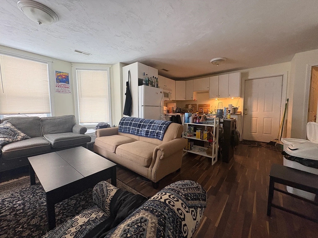 15 Wachusett St, Worcester, Massachusetts, 3 Bedrooms Bedrooms, ,1 BathroomBathrooms,Residential Lease,For Rent,Wachusett St,73522161