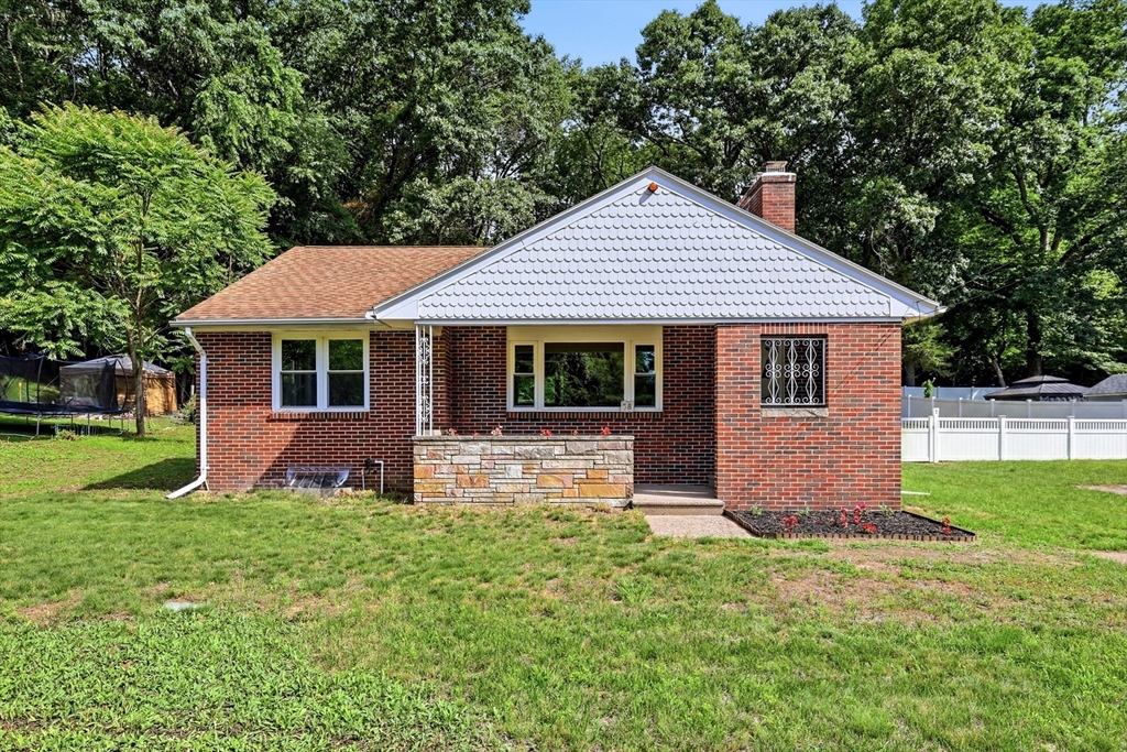 58 Hearthstone Ter, Chicopee, Massachusetts, 2 Bedrooms Bedrooms, 6 Rooms Rooms,1.5 BathroomsBathrooms,Residential,For Sale,Hearthstone Ter,73544218