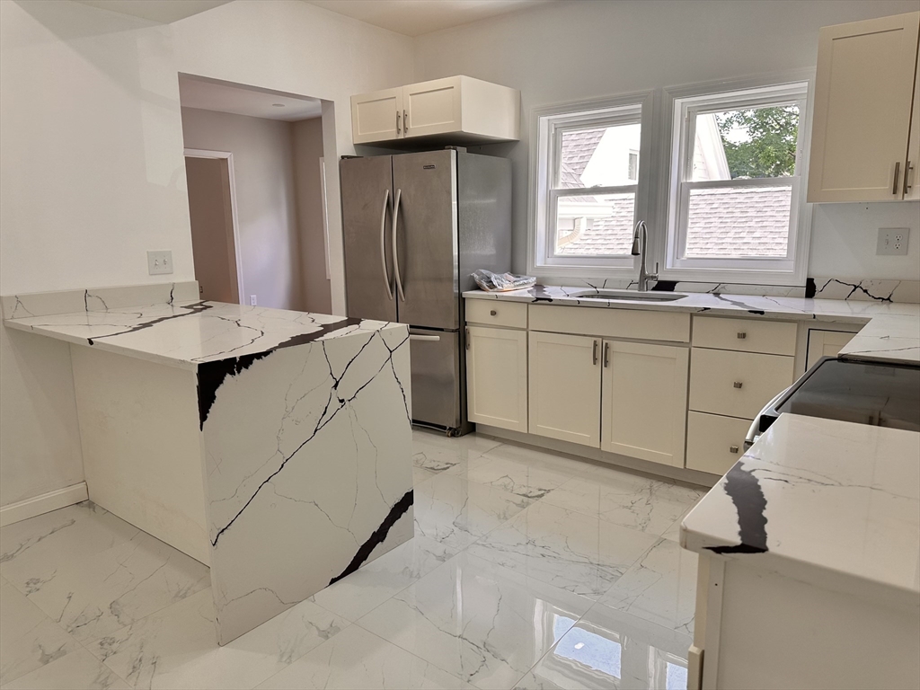 524 Howard St, Lawrence, Massachusetts, 3 Bedrooms Bedrooms, 6 Rooms Rooms,2 BathroomsBathrooms,Residential Lease,For Rent,Howard St,73544285