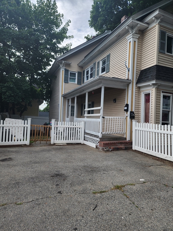 76 Fremont St, Lowell, Massachusetts, 5 Bedrooms Bedrooms, 7 Rooms Rooms,3 BathroomsBathrooms,Residential,For Sale,Fremont St,73544310