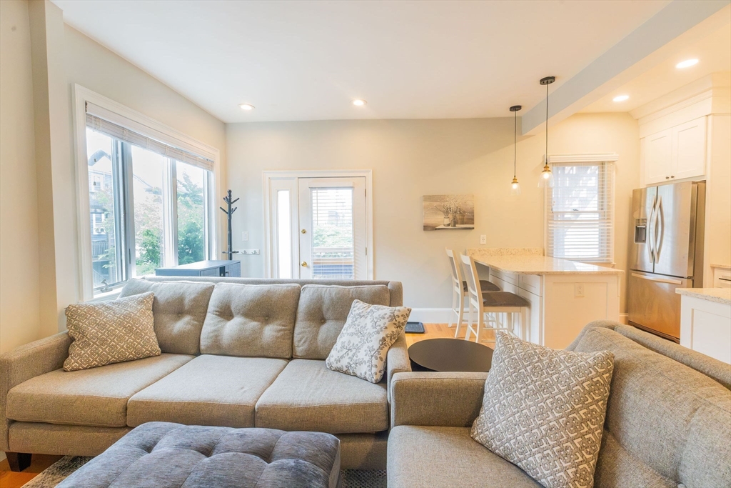 549 East Third, Boston, Massachusetts, 2 Bedrooms Bedrooms, 4 Rooms Rooms,1 BathroomBathrooms,Residential,For Sale,East Third,73544356