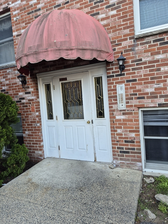 33A Jackson Street, Lynn, Massachusetts, 2 Bedrooms Bedrooms, 4 Rooms Rooms,1 BathroomBathrooms,Residential,For Sale,Jackson Street,73544364