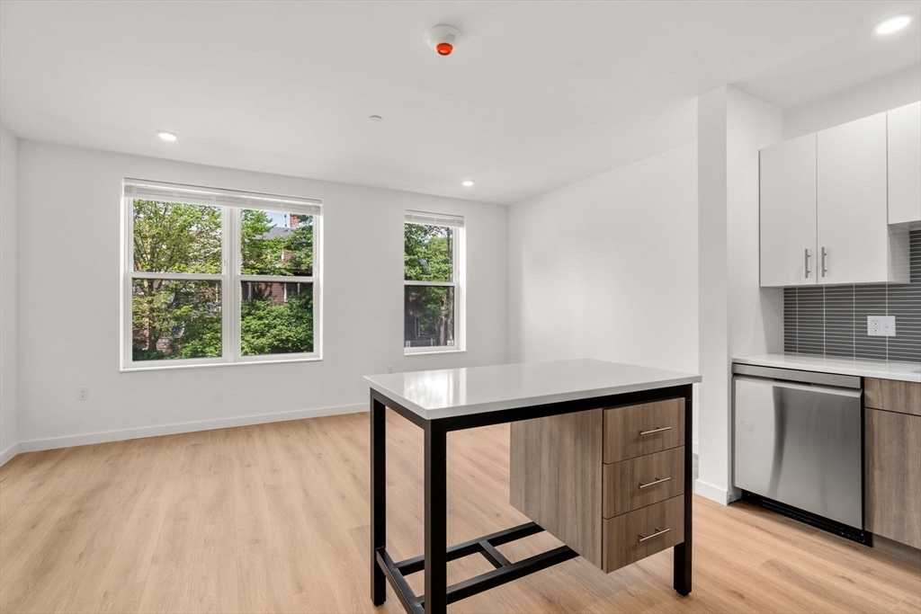 40 Centre St, Brookline, Massachusetts, 2 Rooms Rooms,1 BathroomBathrooms,Residential Lease,For Rent,Centre St,73544382
