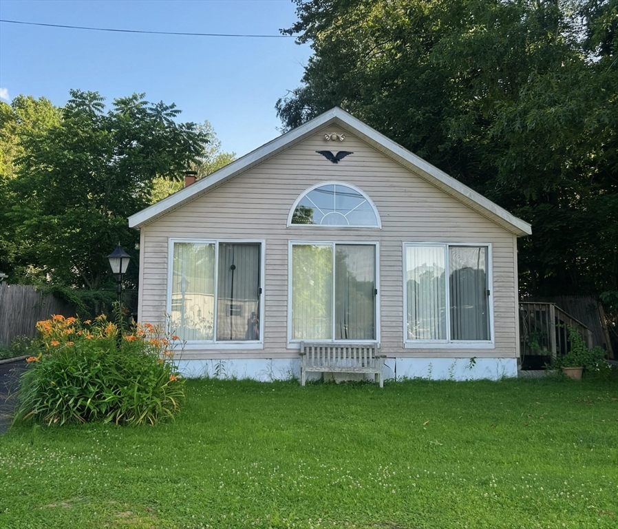10 Brows Beach Rd, Wales, Massachusetts, 3 Bedrooms Bedrooms, 5 Rooms Rooms,1 BathroomBathrooms,Residential,For Sale,Brows Beach Rd,73544416