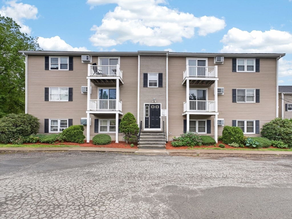 1575 Braley Rd, New Bedford, Massachusetts, 2 Bedrooms Bedrooms, 4 Rooms Rooms,1 BathroomBathrooms,Residential,For Sale,Braley Rd,73524796