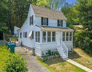 230 Linwood St, Lynn, Massachusetts, 3 Bedrooms Bedrooms, 6 Rooms Rooms,1 BathroomBathrooms,Residential,For Sale,Linwood St,73544499