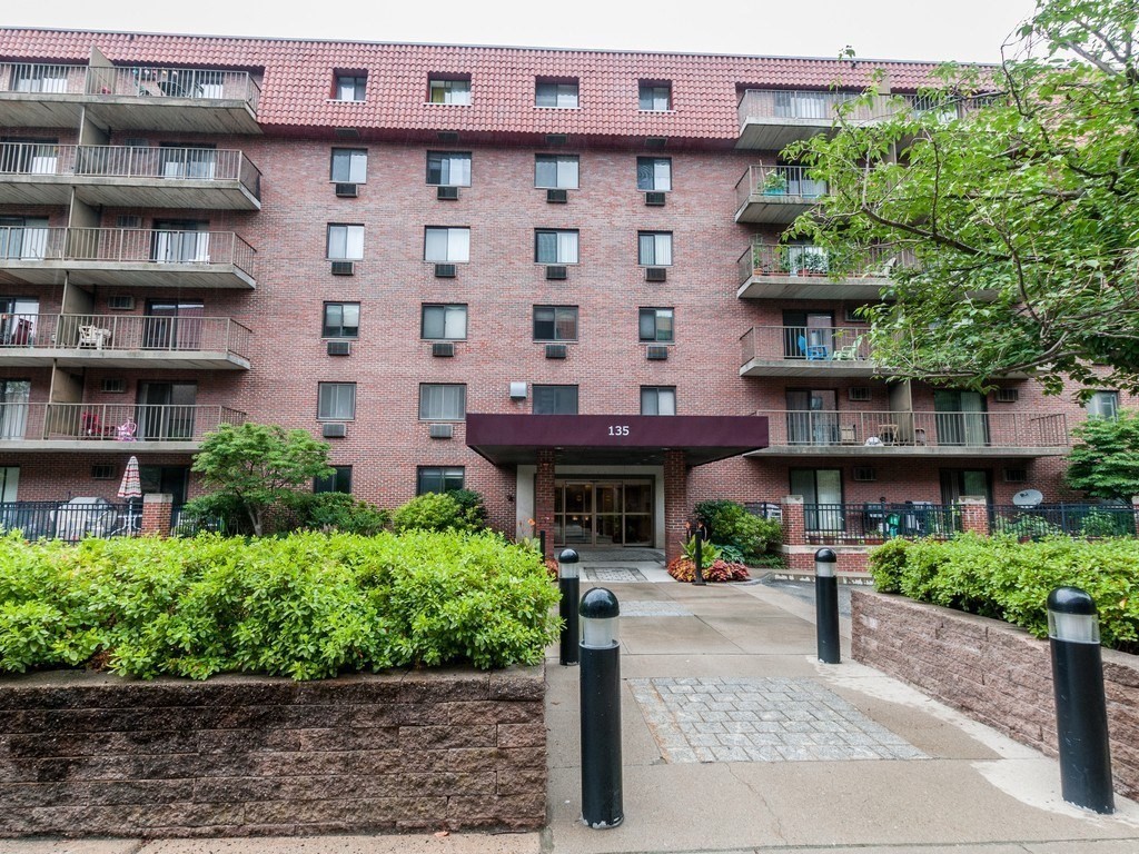 135 Pleasant Street, Brookline, Massachusetts, 2 Bedrooms Bedrooms, 5 Rooms Rooms,2 BathroomsBathrooms,Residential Lease,For Rent,Pleasant Street,73544557