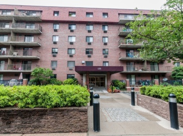 135 Pleasant Street, Brookline, Massachusetts, 2 Bedrooms Bedrooms, 5 Rooms Rooms,2 BathroomsBathrooms,Residential Lease,For Rent,Pleasant Street,73544557