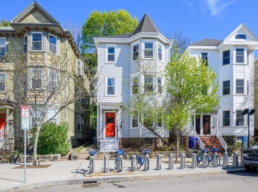 394 Centre St, Boston, Massachusetts, 3 Bedrooms Bedrooms, 6 Rooms Rooms,1 BathroomBathrooms,Residential Lease,For Rent,Centre St,73544573