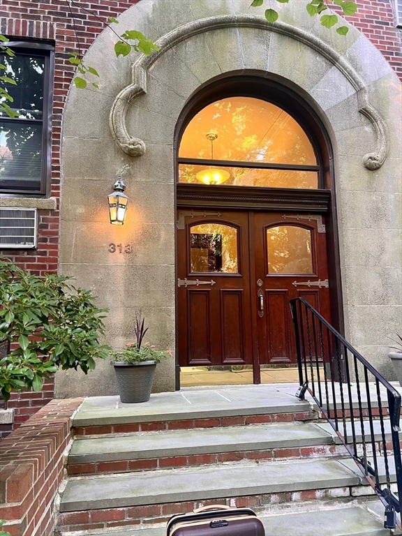 313 Tappan St, Brookline, Massachusetts, 3 Bedrooms Bedrooms, 6 Rooms Rooms,2 BathroomsBathrooms,Residential Lease,For Rent,Tappan St,73544661